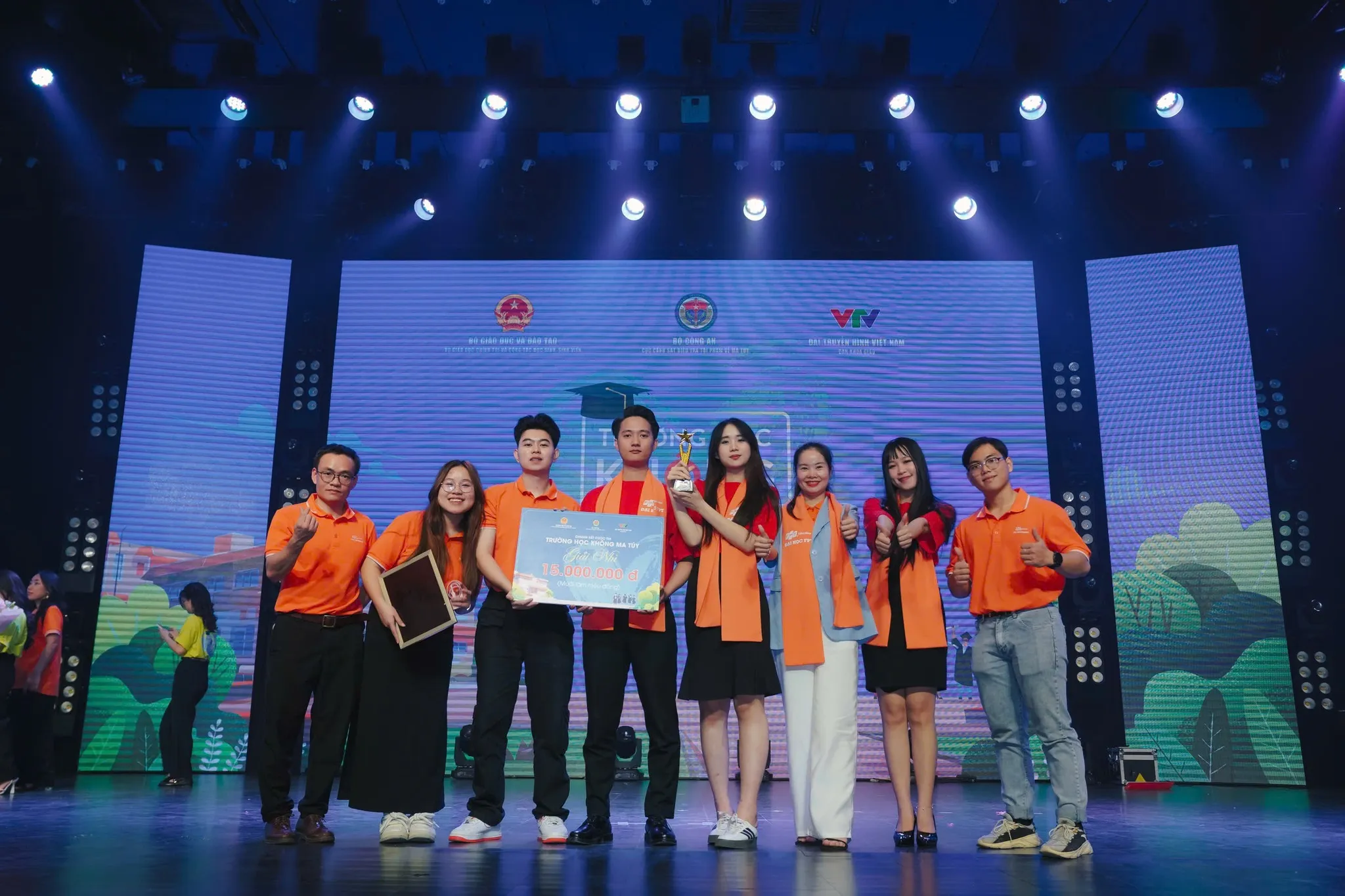 Team SafeEdu chụp hình nhận giải nhì cuộc thi Trường học không ma túy